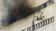 VIDEO: Dos personas mueren al saltar de edificio en llamas