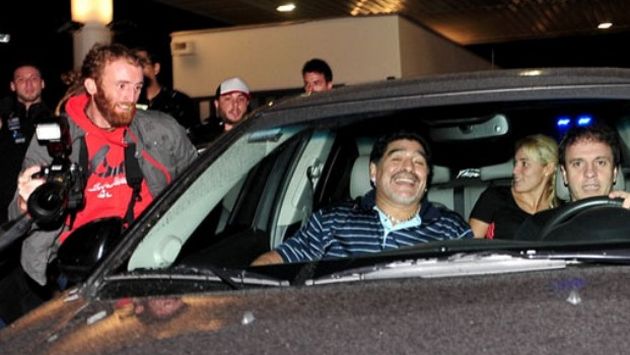 Maradona armó un alboroto a su llegada a Argentina. (lacapital.com.ar)