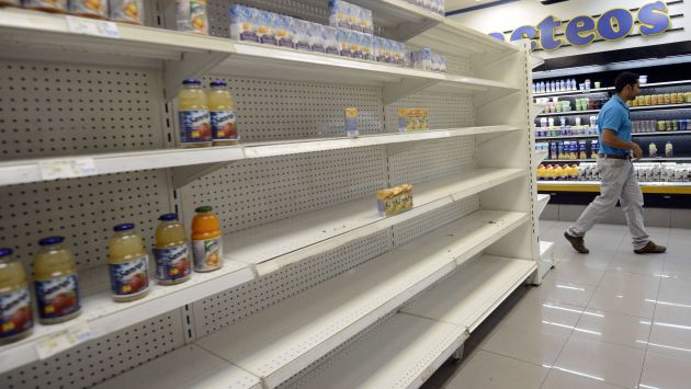GRAVE CRISIS. Venezolanos no encuentran alimentos de primera necesidad en los mercados. (AFP)