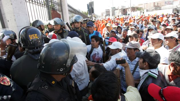 LOS FRENARON. Agentes policiales impidieron que manifestantes tomaran el municipio por la fuerza. (Heiner Aparicio)