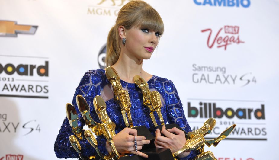Swift ganó el gran galardón de la noche, el de artista del año. (AP)