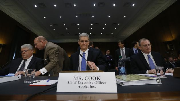 Tim Cook, presidente de Apple, en el banquillo. (AFP)