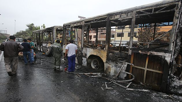El bus quedó destruido por el fuego.  (Martín Pauca)
