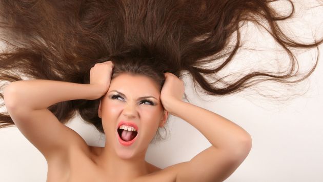 La humedad del ambiente no hidrata el cabello. Es un mito. Al contrario, puede dañarlo profundamente.(USI)