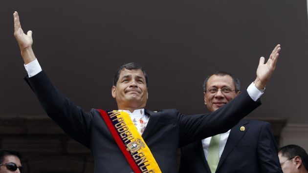 Con la pierna en alto. Correa considera que la mayoría de la prensa le hace daño a la democracia. (AP)