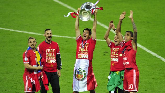 Pizarro estalla de júbilo al levantar la copa. (AFP)