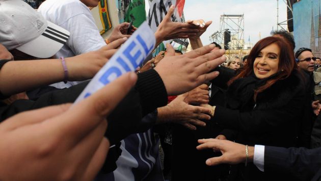 DE FIESTA. La presidenta Cristina Fernández saluda al público tras participar en la misa Te Deum. (EFE)