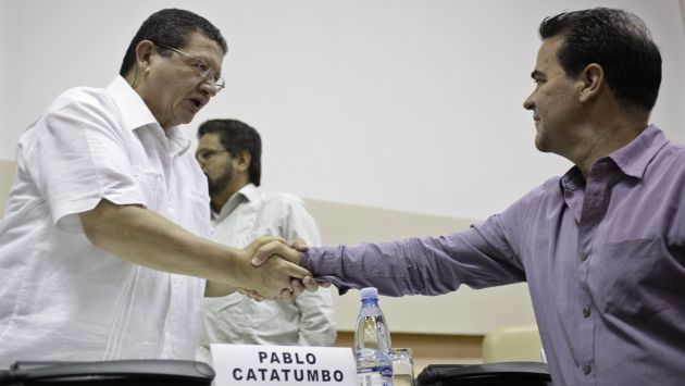 CERRADO. Pablo Catatumbo (izquierda), de las FARC, saluda a delegado del Gobierno colombiano. (Reuters)