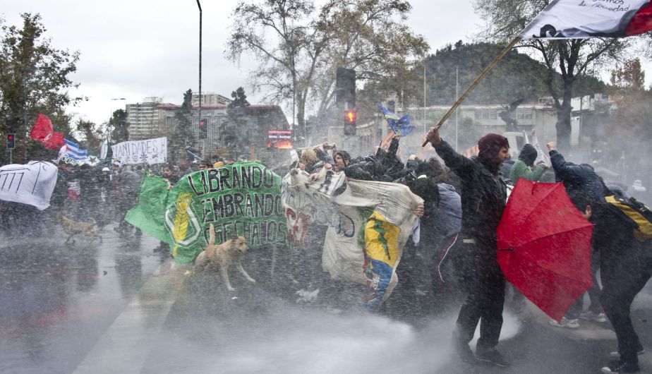 Fuertes enfrentamientos mantuvieron hoy estudiantes y policías antimotines en Chile. (AFP)