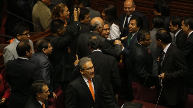 Toledo llevó toda una corte de asesores y ayayeros a la Comisión de Fiscalización. (Martín Pauca/Peru21)