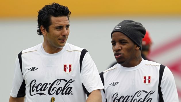 ¿SERÁN COMPAÑEROS? Los ‘Royal Blues’ quieren juntar a Pizarro con Farfán. (AP)