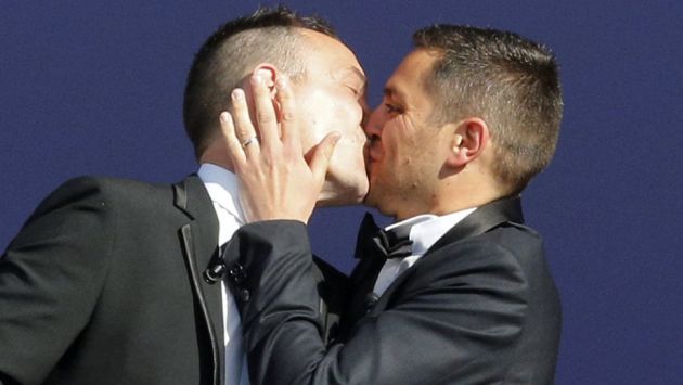 RECIÉN CASADOS. Vincent Autin (izquierda) besa a su pareja. (Reuters)