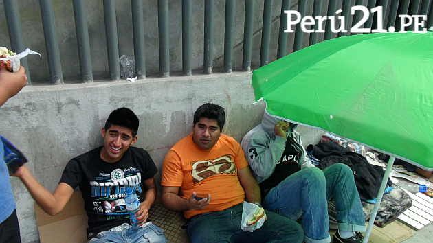 Decenas de personas duermen desde hace varios días en los exteriores del Estadio Nacional. (Peru21)