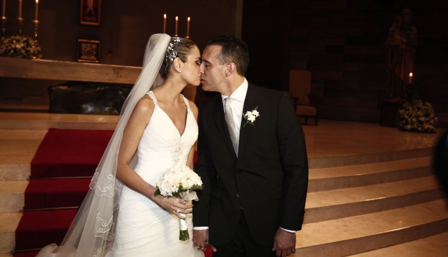 Los esposos celebraron su unión con un apasionado beso. (Nancy Dueñas)