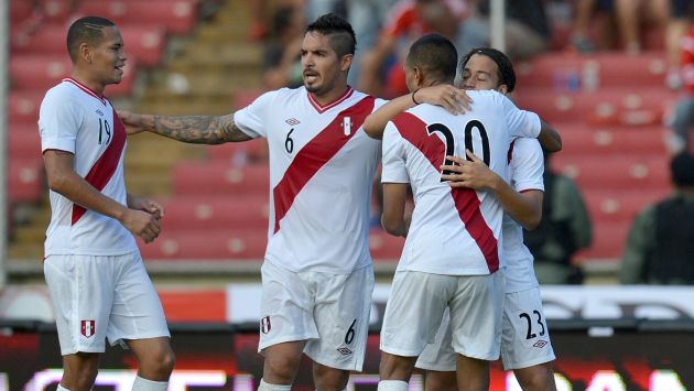 Benavente recibe el saludo de sus compañeros tras anotar su gol. (AFP/CMD-Movistar TV)