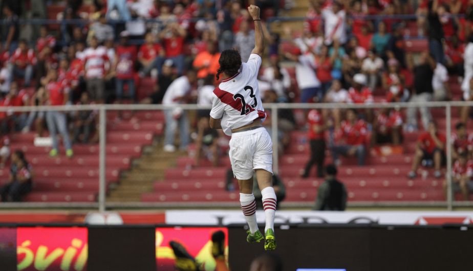 Cristian Benavente celebra su primier gol con la selección mayor. (AP)