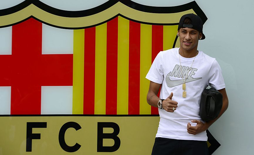 Neymar llegó hoy a España, procedente de Brasil, para firmar su contrato por cinco temporadas y ser presentado en el Camp Nou. (AFP)