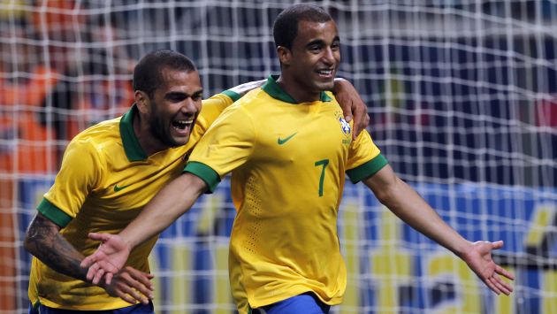 Alves y Lucas festejan. (Reuters)