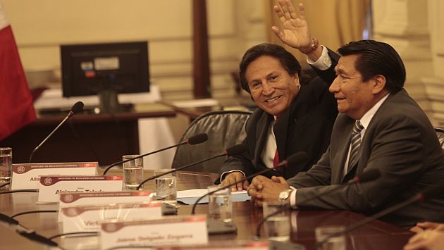 Se ríe de todos. Continúa el blindaje a Toledo en el Parlamento. (Perú21)