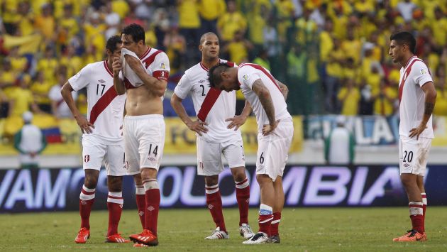 Pizarro, Lobatón, Rodríguez, Vargas y Ballón resumen la derrota. Perú peleó pero fue poco para robarle puntos a Colombia. (AP)