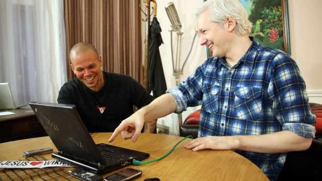 Residente y Assange conversaron por casi cuatro horas. (AP)