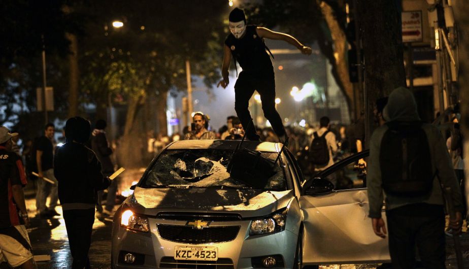 Violencia se apoderó de las principales calles de Brasil. (AP)