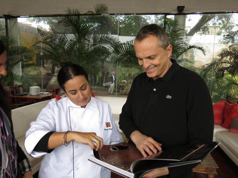 El cantante conoció más de la cocina peruana en un libro. (Facebook de Huaca Pucllana)