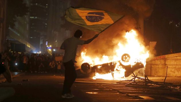 NO CESAN. Sao Paulo sufrió ayer fuertes protestas y la mandataria Dilma Rousseff viajó a la ciudad. (Reuters)