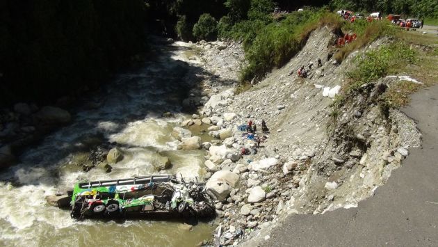 El bus de la empresa Turismo Central cayó por un abismo de unos 50 metros y quedó en las aguas del río Tarma. (Andina)
