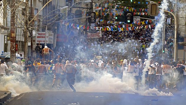 Las protestas se debocaron y quedaron empañadas por brotes de violencia. (AFP)