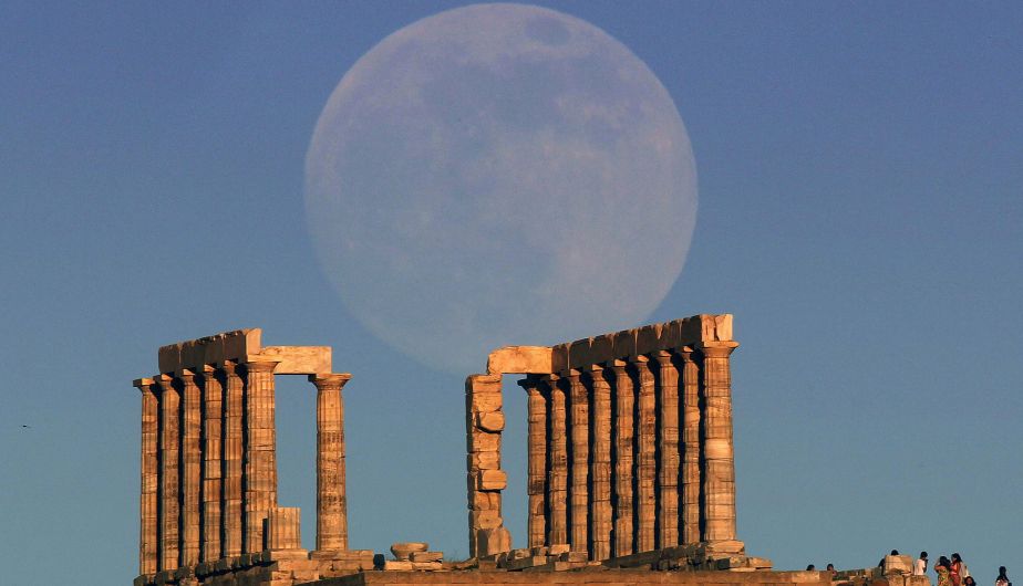 La Luna luce imponente en Grecia, tras acercarse a 355,000 kilómetros de la Tierra. (Reuters)