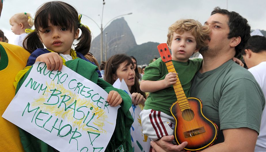 Centenares de niños con sus padres se sumaron a las multitudinarias protestas con un picnic delante del Congreso. (AFP)