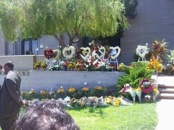 Cientos de fanáticos del ‘rey del pop’ dejaron flores y recuerdos afuera de la tumba del artista. (Foto: @Gooner_1983)