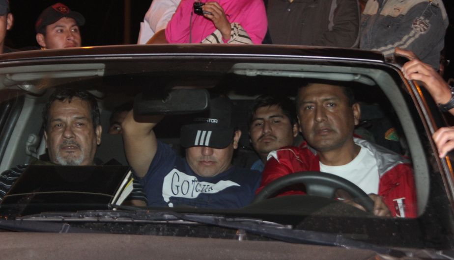 Aderly Spencer de la Cruz Terrones al fondo del vehículo que lo trasladaba al aeropuerto de Chiclayo. (Nadia Quinteros)