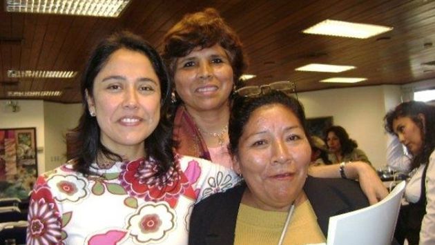 ¡QUÉ SUERTE! La gobernadora Rosa Cotrina (al centro), receptora de las donaciones, posa con Nadine Heredia. (Difusión)