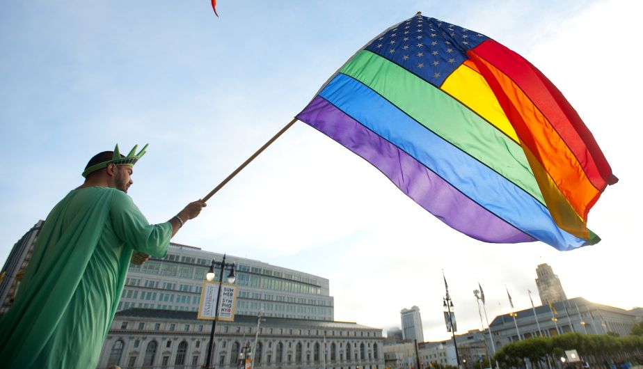 En una gran victoria para gays y lesbianas, la Corte Suprema de Justicia de Estados Unidos derogó el miércoles una ley que negaba beneficios federales a las parejas homosexuales. (AP)