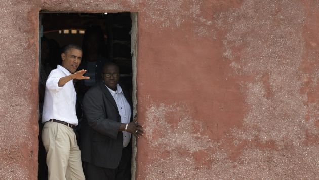 ATENTO. Obama, de gira en África, sigue de cerca caso de Snowden. (AP)