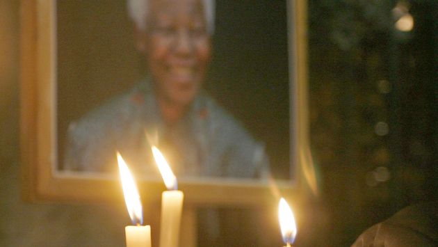 Rezan por él. Los sudafricanos elevan plegarias por Mandela. (Reuters)