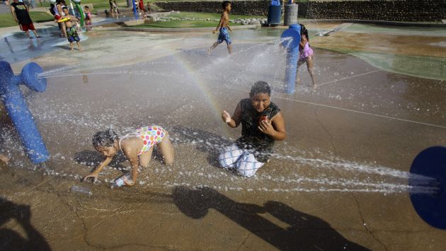 Niños de Arizona buscan cualquier fuente de agua para refrescarse. (Reuters)