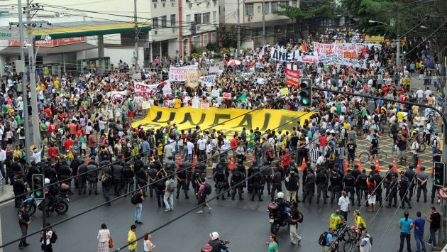 Manifestantes se dirigen este domingo al estadio Maracaná. (AFP)