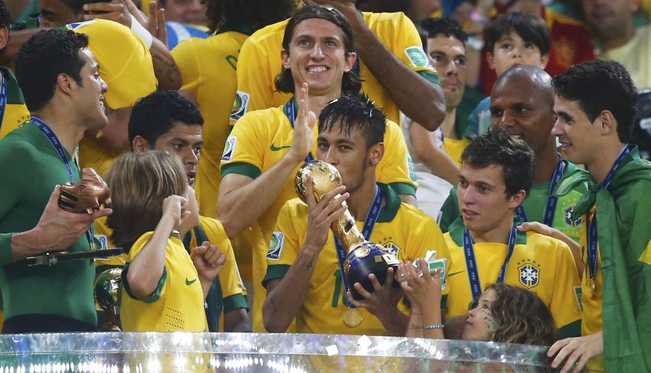 Neymar besa el trofeo de la Copa Confederaciones 2013. También se llevó el Balón de Oro y el Botín de Bronce. (Reuters)