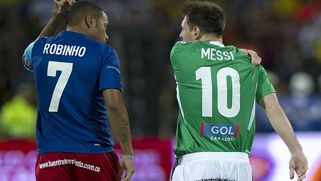 Robinho y Messi hicieron de las suyas en el verde. (AFP)