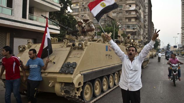 SACARON TANQUES. Militares solo le dieron 48 horas a Mursi para hacer lo que no pudo en un año. (AFP)