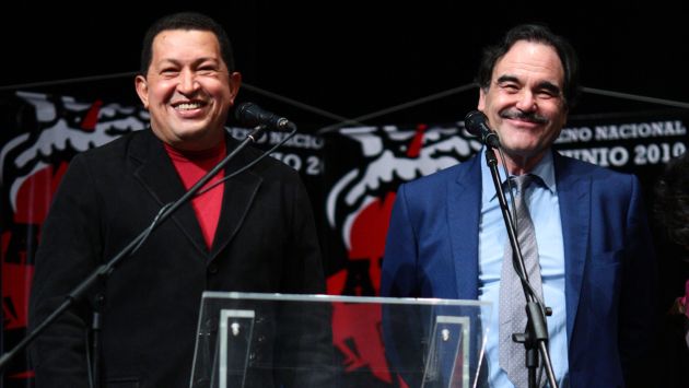 En 2010, Stone presentó su documental ‘Al sur de la frontera’ en Caracas junto a Chávez. (AFP)