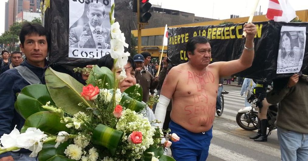Los trabajadores públicos marcharon por la Avenida Abancay con pancartas contra el presidente Humala. (El Comercio)