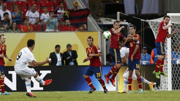Suárez descontó para Uruguay en el choque ante España en la fase de grupos. (Reuters)
