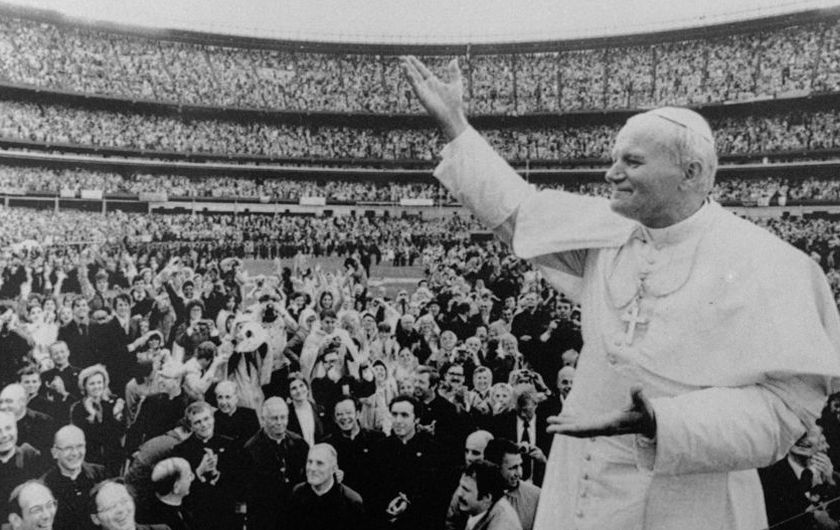 En sus múltiples viajes, Juan Pablo II llenaba estadios. (AP)