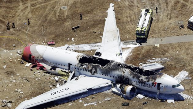 EMERGENCIA. Así quedó el Boeing 777 de Asiana Airlines tras su accidentado arribo a San Francisco. (AP)