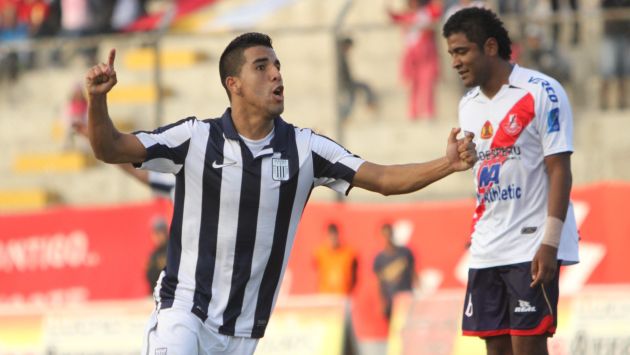 SALVADOR ‘GRONE’. Paulo Albarracín marcó un golazo en Chimbote. Lo sufre el ‘Chemo’ Ruiz. (Celso Roldán/USI)