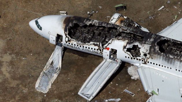 RESTOS. Avión de Asiana Airlines, con 300 personas a bordo, se incendió en terminal de San Francisco. (AFP)